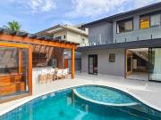 Casa com 6 dormitórios à venda, 273 m² por R$...