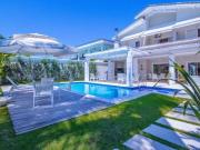 Casa com 6 dormitórios à venda, 400 m² por R$...
