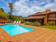 Casa com 6 dormitórios à venda, 687 m² por R$...