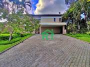 Casa com 6 dormitórios à venda, 680 m² por R$...