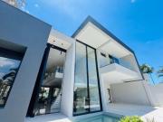 Casa com 6 dormitórios à venda, 681 m² por R$...