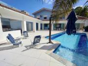 Casa com 6 dormitórios, sendo 4 suítes, com 6 vagas de...