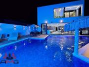 Casa com 7 dormitórios à venda, 611 m² por R$...