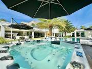 Casa com 8 dormitórios à venda, 1056 m² por R$...