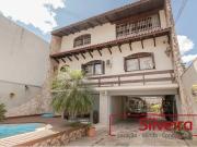 Casa com 8 Quartos e 6 banheiros à Venda, 430 m² por R$...