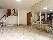 Casa com ambientes amplos e bem iluminados