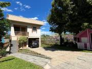 CASA COM AMPLA ÁREA NO CANTO DO RIO