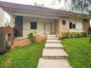 Casa com ampla área verde no bairro Lindóia