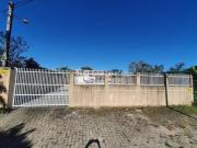 Casa com ampla piscina, no Balneário Atami