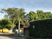 Casa com amplo quintal e piscina