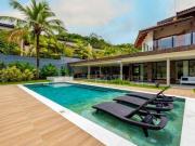 Casa com Amplo Terreno a Venda na Praia de Juquehy
