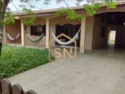 Casa com amplo terreno no Balneário Leblon