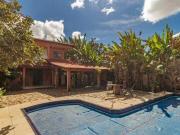 Casa com área de lazer e área verde exuberante em...