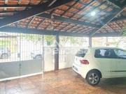 Casa com edícula no fundo