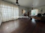 Casa com excelente localização no Bairro Cidade Jardim –...