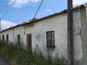 Casa com grande terreno para restaurar