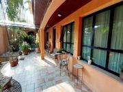 Casa com iluminação natural em todos os ambientes, suíte...