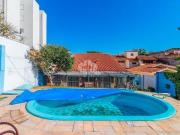 Casa com jardim amplo e piscina no Cristal