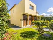 Casa com jardim e garagem situada no Bairro da Escola...