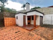 Casa com living integrado, churrasqueira e amplo terreno