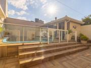 Casa com Pátio / Casa com Piscina / 3 Dormitórios /...