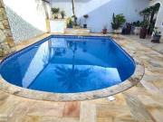 Casa com piscina, 04 dorms, pertinho da praia! 4...