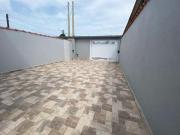 Casa com piscina a 900 metros do mar em Mongaguá