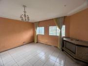 Casa com Piscina, Amplo Gramado e Ambientes Aconchegantes