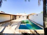 Casa com piscina e 03 quartos à venda próxima a rua...