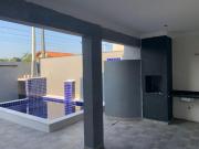 Casa com piscina e 2 quartos em Peruíbe