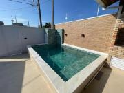 Casa com piscina e 2 quartos em Peruíbe