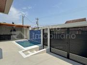 Casa com piscina e 2 quartos em Peruíbe, no bairro...