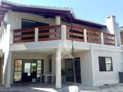 Casa com piscina e 3 dorm sendo que 1 é suíte 201 m²...