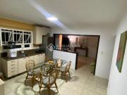 Casa com piscina e 3 quartos