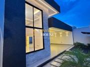 Casa com piscina e acabamento de alto padrão 3 suítes...