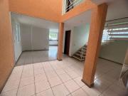 casa com piscina e amplo gramado