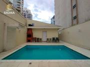 Casa com piscina e churrasqueira, reformada, 1 quadra do...