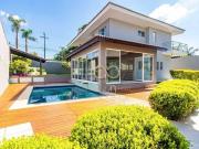 CASA COM PISCINA E ESPAÇO GOURMET EM SANTA FELICIDADE
