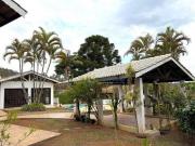 Casa com Piscina e Lareira em Condomínio Portal das...