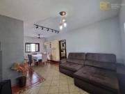 Casa com piscina em bairro residencial Jardim Peruíbe/SP