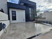 Casa com piscina em condomínio fechado