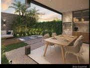 Casa com piscina em condomínio fechado na Granja Viana