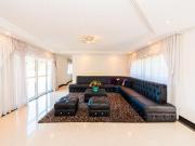 Casa com piscina em condomínio Santa Felicidade