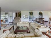 Casa com piscina em localizaÃ§Ã£o tranquila e arborizada