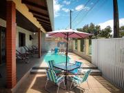 Casa com piscina em Santa Terezinha