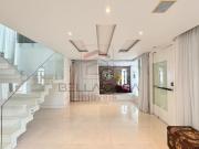 Casa com piscina, espaço gourmet com churrasqueira, 4...