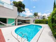 Casa com piscina no condomínio Villa Lobos