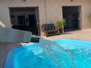 Casa com piscina, pertinho da praia