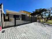 Casa com piscina próximo ao mar Canoas