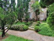 Casa com projeto arquitetônico arrojado. Andar superior:...